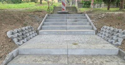 Remont schodów przy ul. Piwarskiego blisko końca