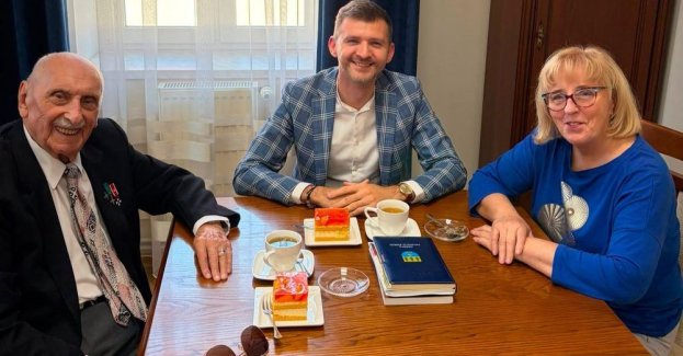 Burmistrz gminy Grzegorz Nieradka spotkał się z Ryszardem Sługockim, świadkiem historii wojennej miejscowości, oraz Haliną Józefczyk-Habrat, uczestniczką spotkania.